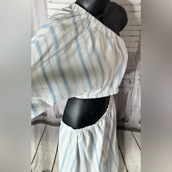 And now this off the shoulder dress - Picture 11 of 12